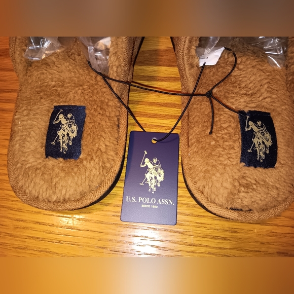 U.S. Polo Assn. Tan Men's Indoor Slippers New In Plastic. 7-8 - Picture 2 of 5